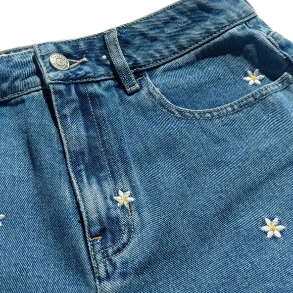 PacSun Raining Daisy Denim Jean Mom Shorts Size 22 - Picture 2 of 16